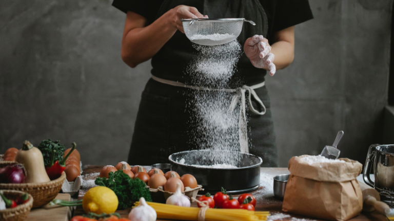 Augustine Jackson apresenta dicas práticas para iniciantes explorarem a culinária internacional e ampliarem seus horizontes gastronômicos.