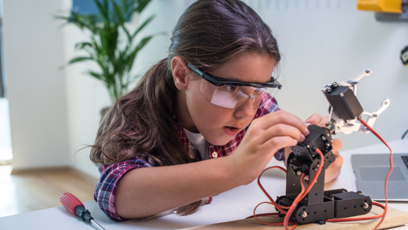 Para Gustavo Morceli, a robótica educacional aplicada a contextos vulneráveis amplia oportunidades, estimula o protagonismo estudantil e reduz desigualdades no acesso à inovação.