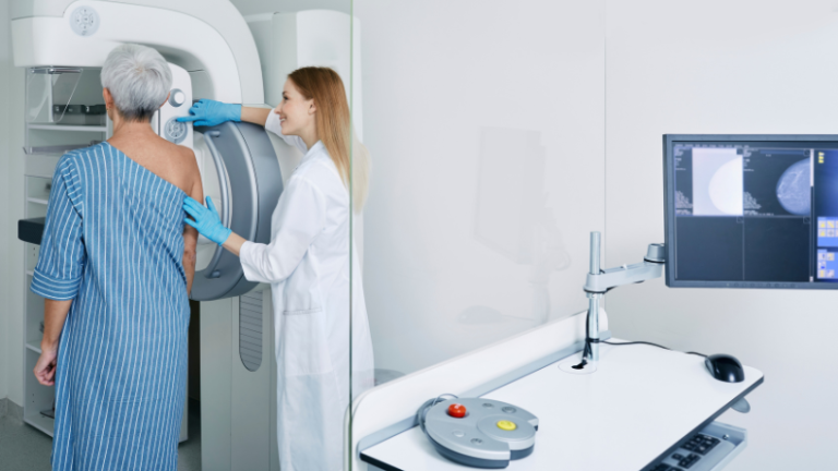 Por que tantas mulheres ainda adiam a mamografia? Vinicius Tadeu Sattin Rodrigues analisa os principais fatores por trás dessa decisão.