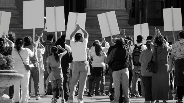 TJMG e absolvição por estupro de vulnerável geram protestos e reacendem debate sobre proteção de crianças TJMG e absolvição por estupro de vulnerável geram protestos e reacendem debate sobre proteção de crianças