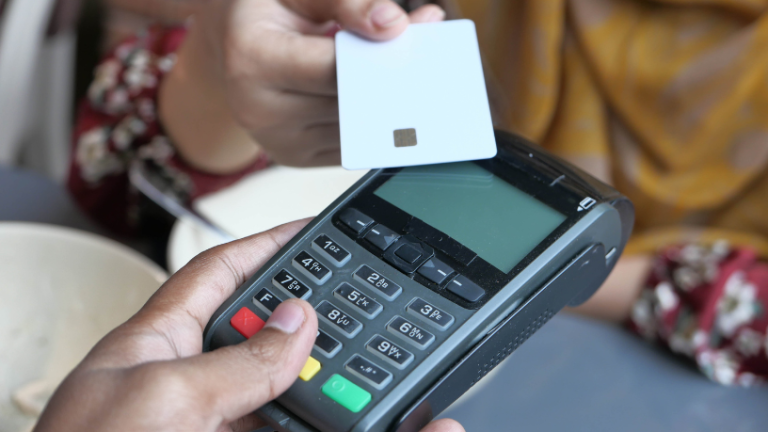 Justiça restabelece mudanças de Lula nos vales refeição e alimentação e reacende debate sobre o PAT