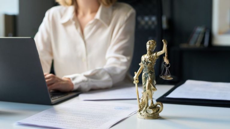 Advogadas vítimas de violência terão prioridade nos julgamentos do TST: impacto na Justiça do Trabalho e na proteção profissional feminina