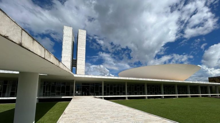 Justiça barra ação contra Erika Hilton e reforça debate sobre imunidade parlamentar no Brasil