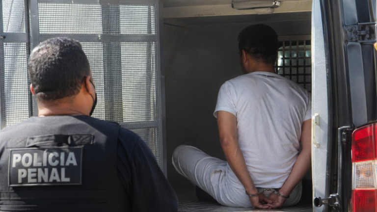 Justiça proíbe presos em viaturas e expõe crise estrutural do sistema prisional brasileiro
