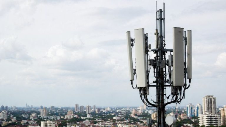 Justiça suspende leilão de 700 MHz e reacende debate sobre segurança jurídica e expansão da conectividade no Brasil