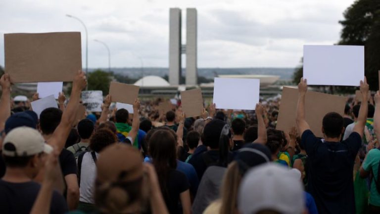 Lei sob protesto e o papel da justiça no controle constitucional no Brasil
