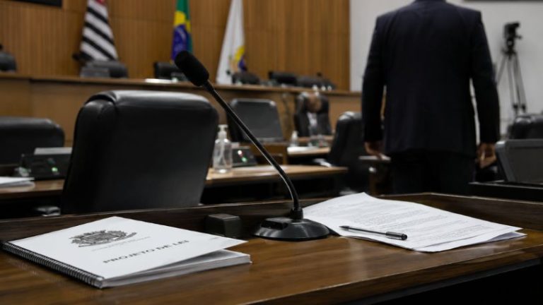 Vereador Absolvido por Homofobia: O Que a Decisão do TJ-SP Revela Sobre os Limites do Crime de Discriminação