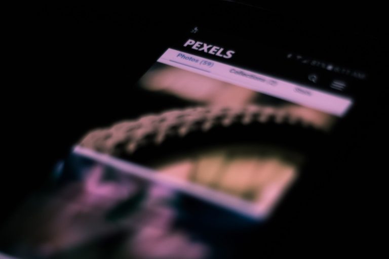 Tela de smartphone com imagens e textos desfocados, representando um aplicativo digital.