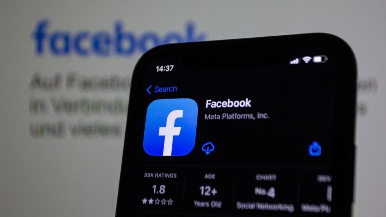 ANPD organiza contribuições e avança no debate sobre regras para plataformas digitais Tela de smartphone exibindo o aplicativo Facebook em close-up.