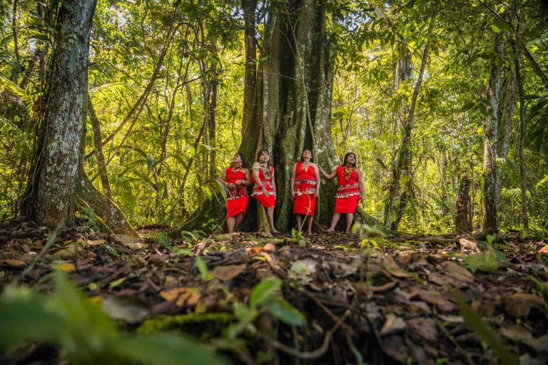 Reconhecimento da Funai como ICT abre caminho para pesquisas com povos indígenas Duas mulheres indígenas usando vestimentas tradicionais em meio à floresta tropical no Peru.