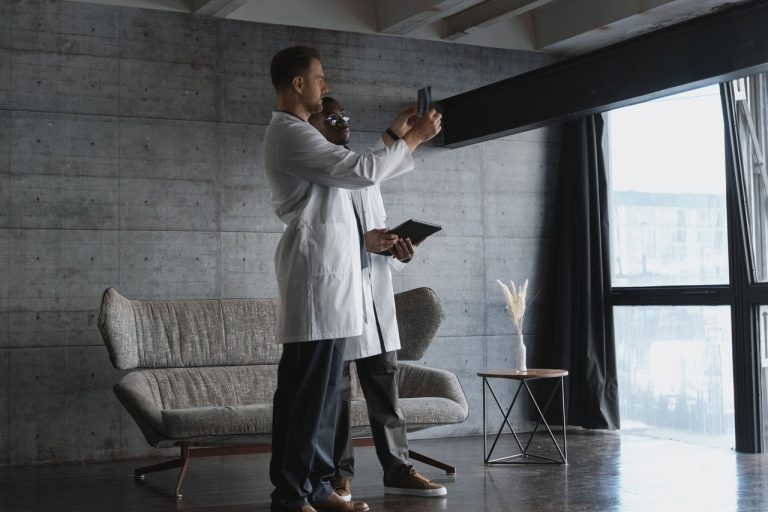 Inovação na oncologia do SUS entra no foco de hackathon do Ministério da Saúde Profissionais de saúde discutem e colaboram usando dispositivos digitais em um ambiente interno moderno.